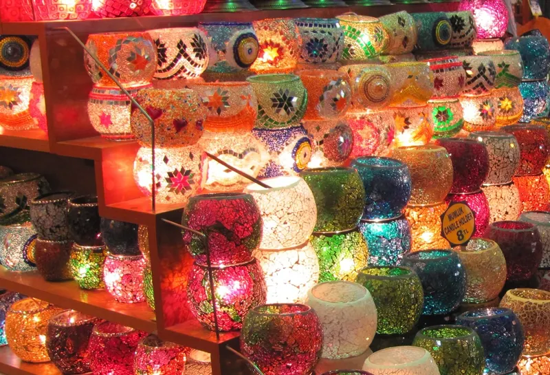 Gekleurde mozaïeklampen op de Grand Bazaar in Istanbul, Turkije